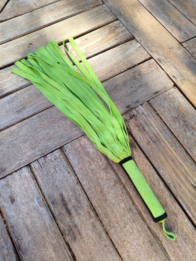 Martinets artisanaux AdryX – martinet doux en cuir vert