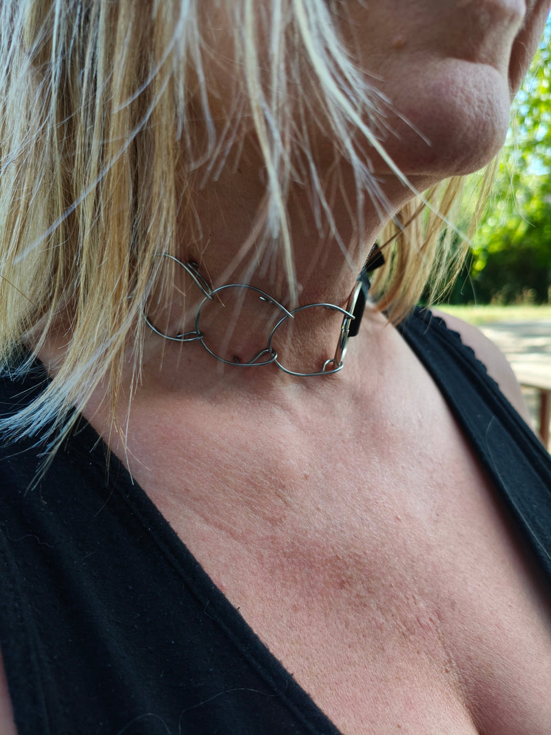 L'appartenance AdryX – collier Le Désaxé en cuir noir et cilice acier