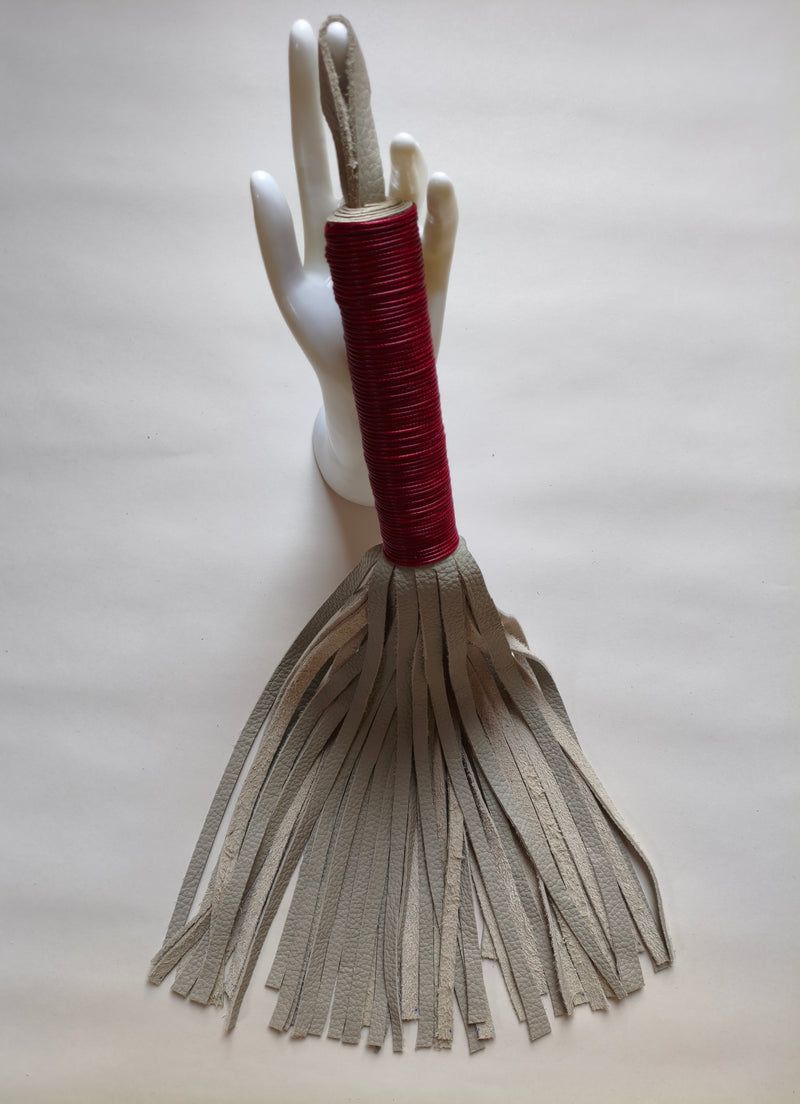 Martinet cuir gris et rouge BDSM artisanal AdryX - vue complète