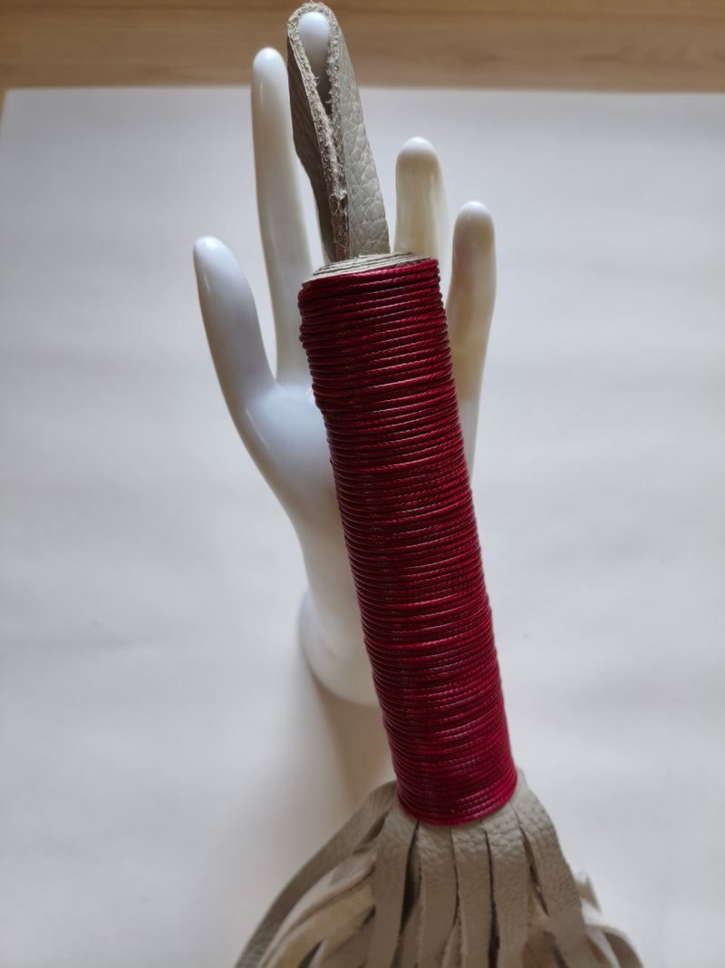 Martinet cuir gris rouge AdryX - détail lanières bicolores