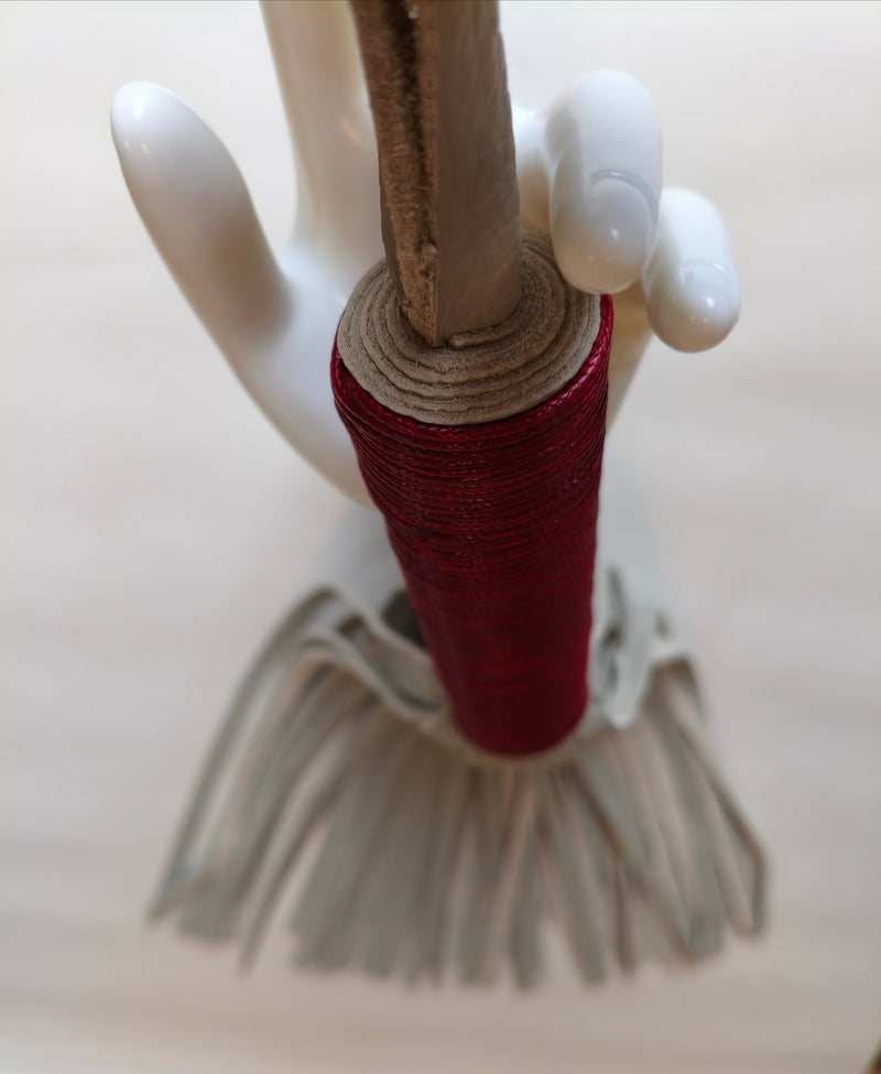 Martinet cuir gris rouge AdryX - détail poignée