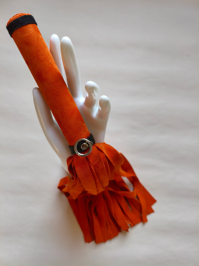 Martinet croûte cuir orange BDSM artisanal AdryX - vue complète