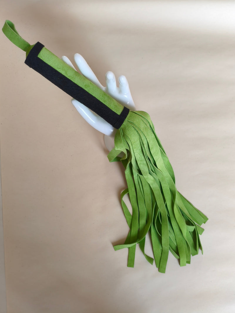 Martinet croûte cuir vert long BDSM AdryX - vue complète
