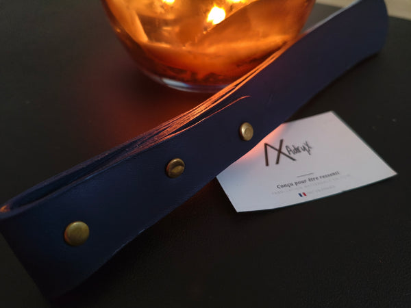 Paddle cuir bleu BDSM artisanal AdryX - vue complète