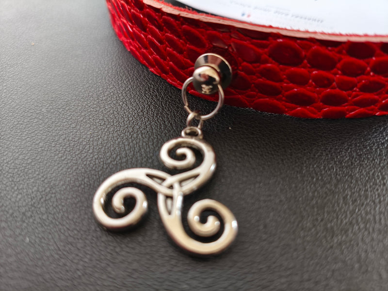 Collier cuir rouge chaîne argentée triskel BDSM discret AdryX