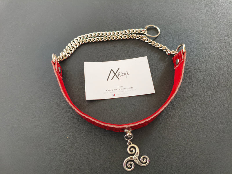 Collier cuir rouge triskel AdryX - vue portée