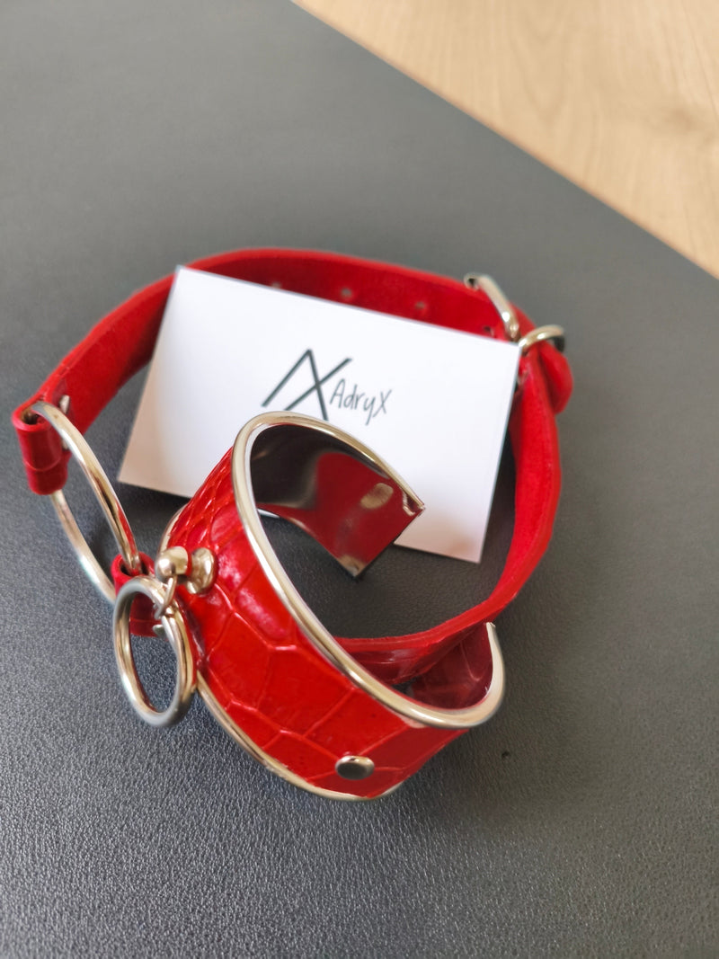 Parure artisanale en cuir rouge – détail finitions – AdryX