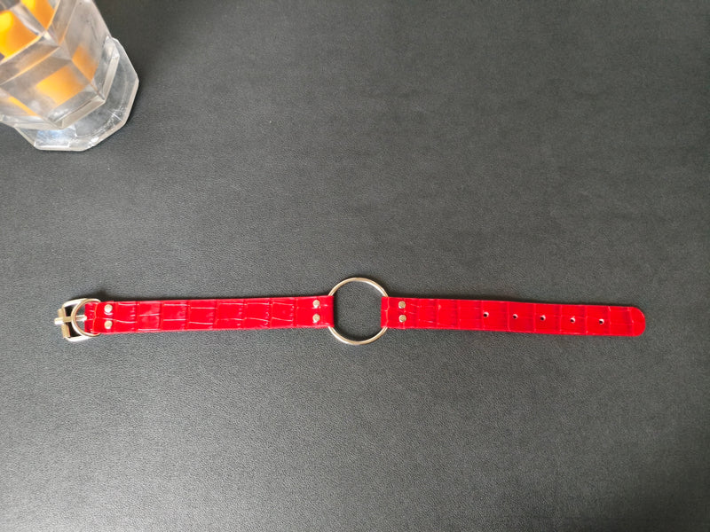 Collier en cuir rouge effet crocodile avec anneau central – Fait main en France