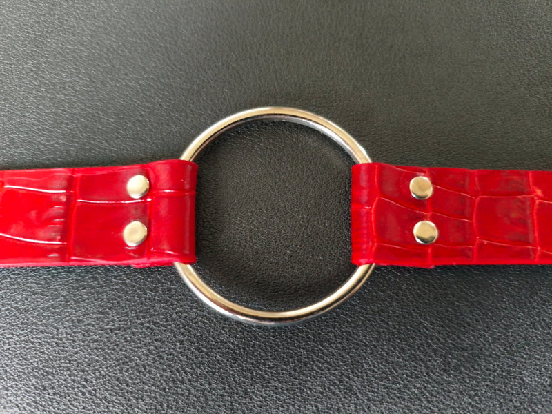 Collier en cuir rouge effet crocodile avec anneau central – Fait main en France