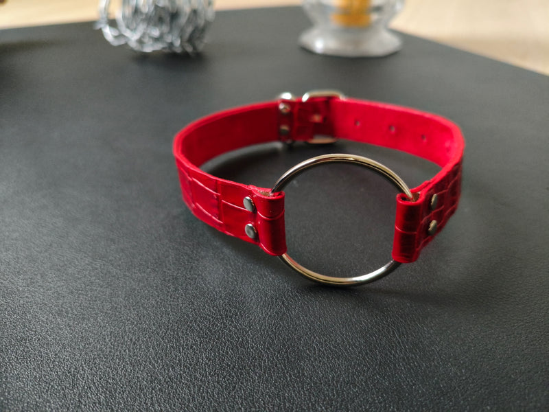 Collier en cuir rouge effet crocodile avec anneau central – Fait main en France