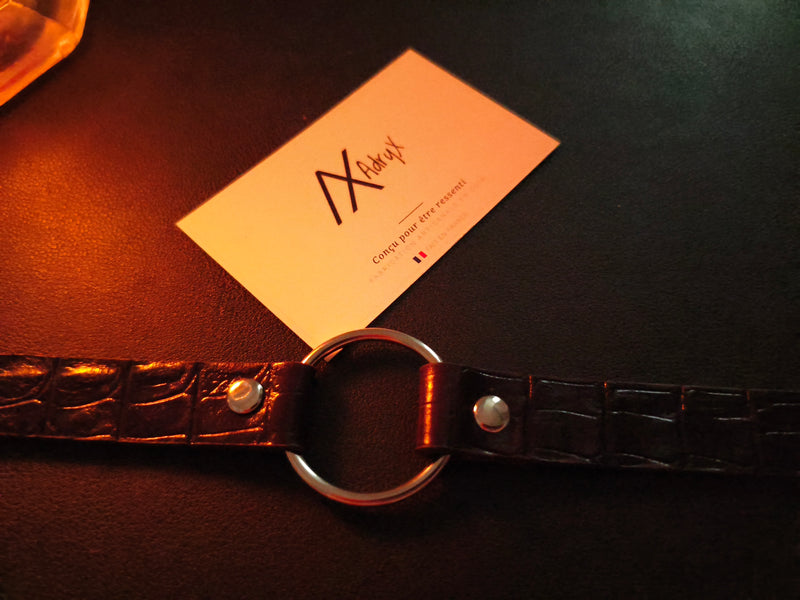 Collier cuir marron effet crocodile - vue latérale