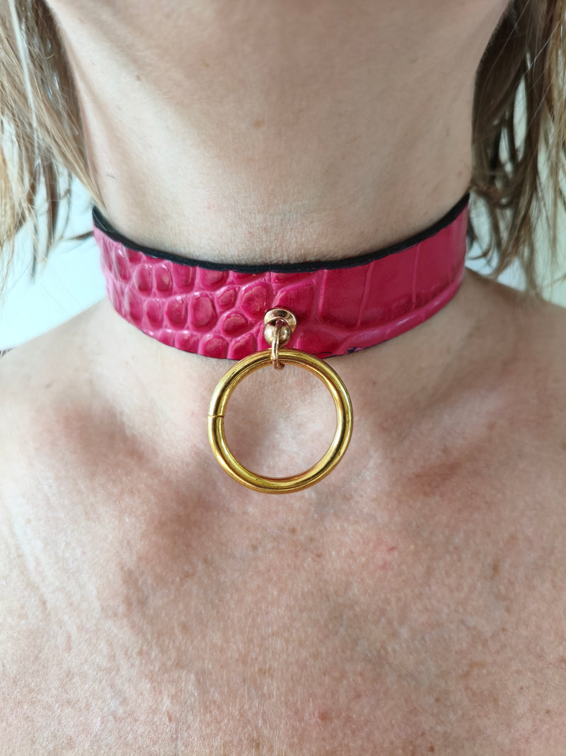 Collier AdryX fuchsia porté - accessoire cuir artisanal