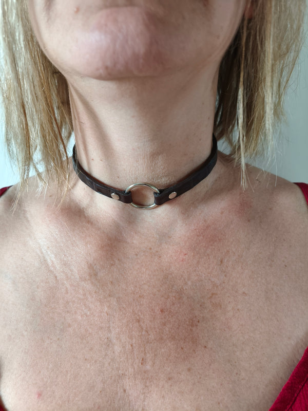 Collier fin cuir marron foncé effet crocodile – vue d’ensemble avec anneau central, fait main AdryX