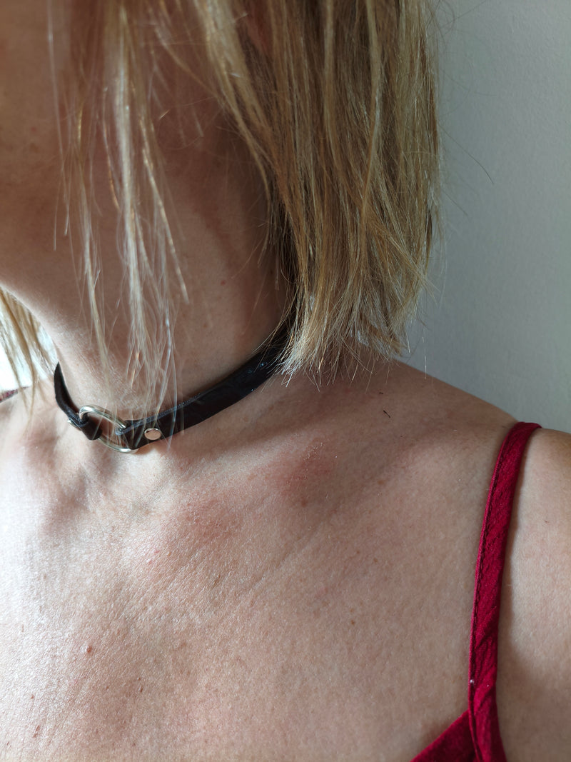 Collier fin marron croco AdryX – détail anneau central Ø25mm et fermoir inox argenté