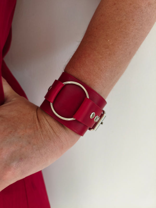 Bracelet manchette cuir rouge lisse – vue d’ensemble anneau central et rivets, fait main AdryX