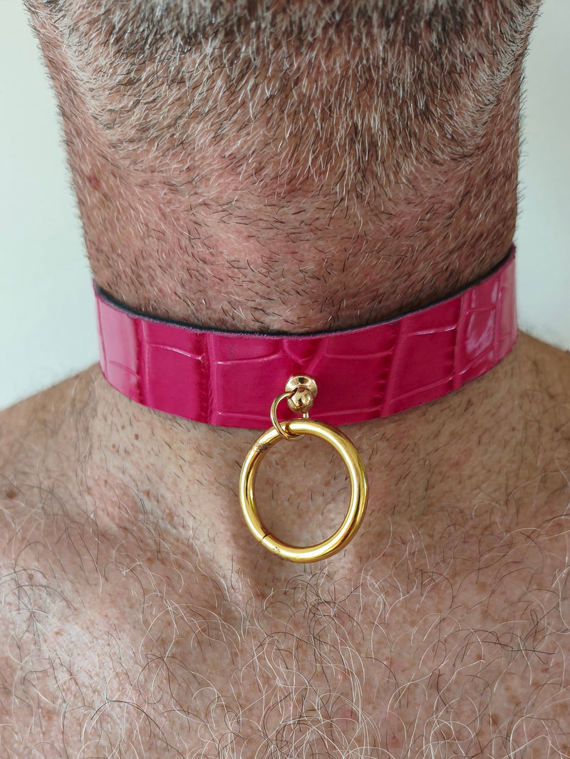 Collier cuir fuchsia effet crocodile - détail anneau pendentif