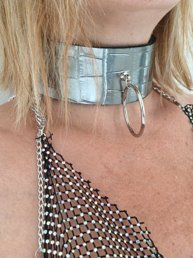 Collier cuir argenté effet croco AdryX porté, grand anneau métallique argenté