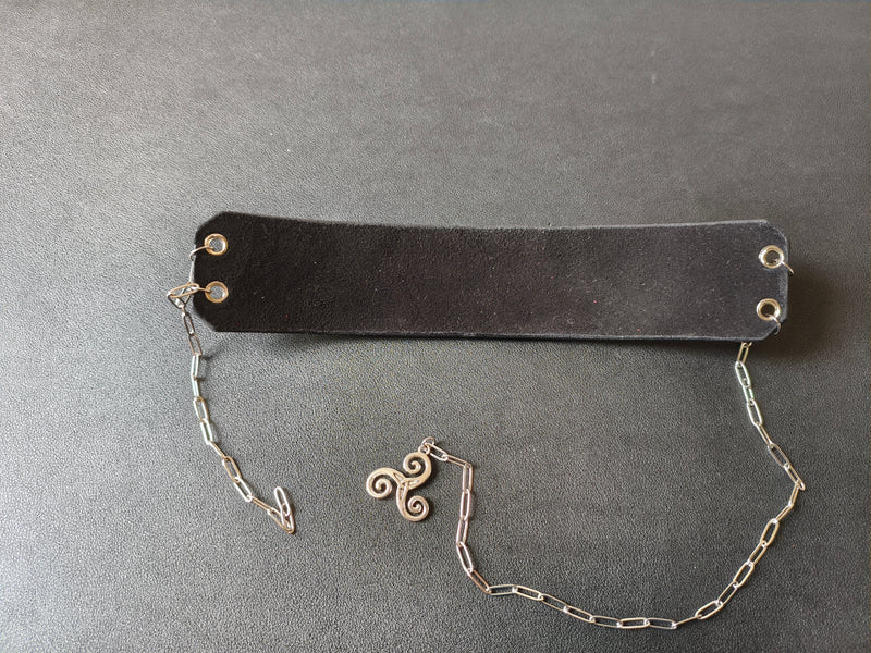 Collier large argenté AdryX, longe dorsale descendant le long du dos