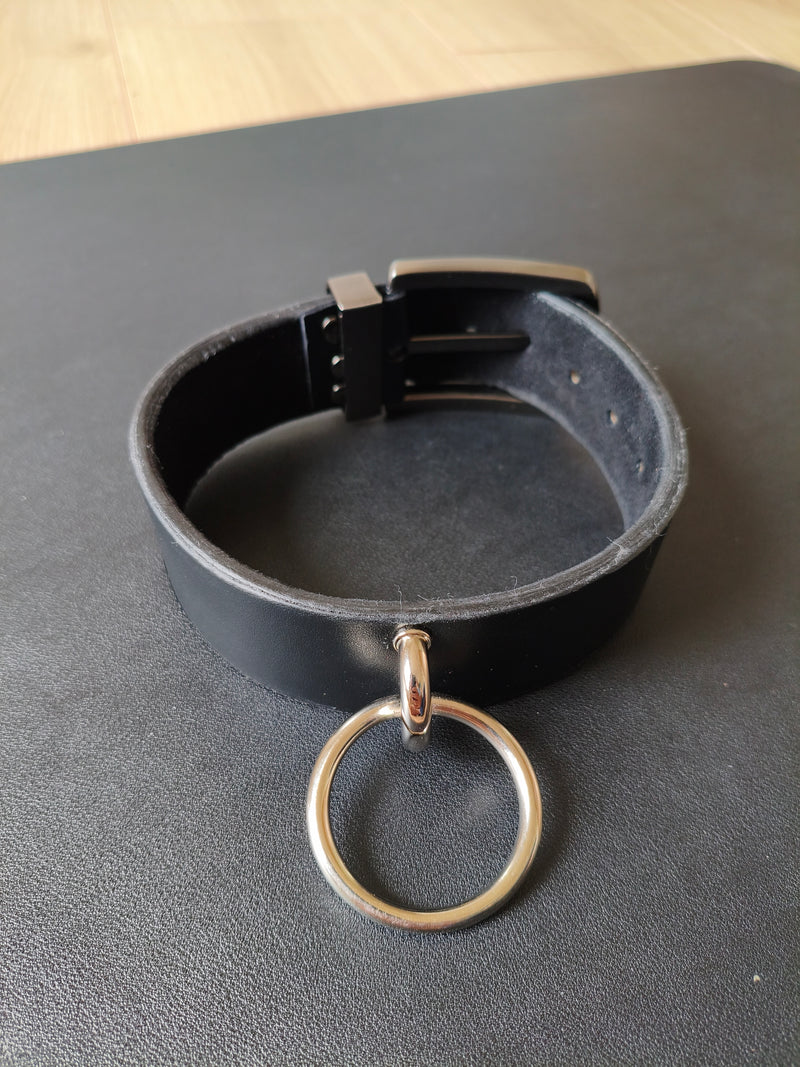 Collier large en cuir noir AdryX porté, anneau pendentif
