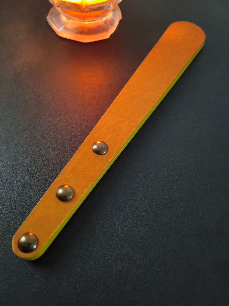 Paddle BDSM en cuir jaune triple couche AdryX - vue complète