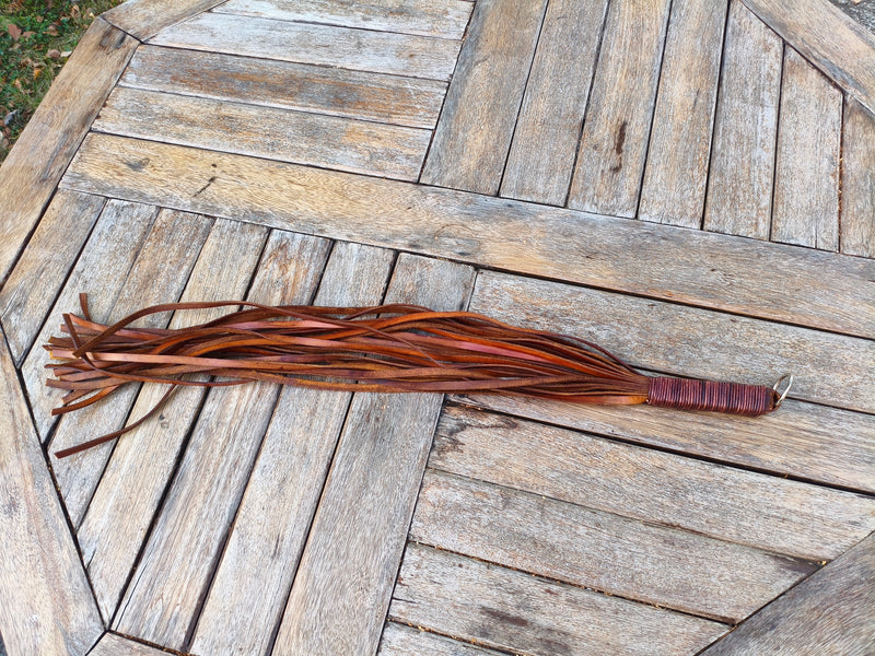 Flogger lourd AdryX étiré de tout son long, lanières de cuir épais de 100 cm
