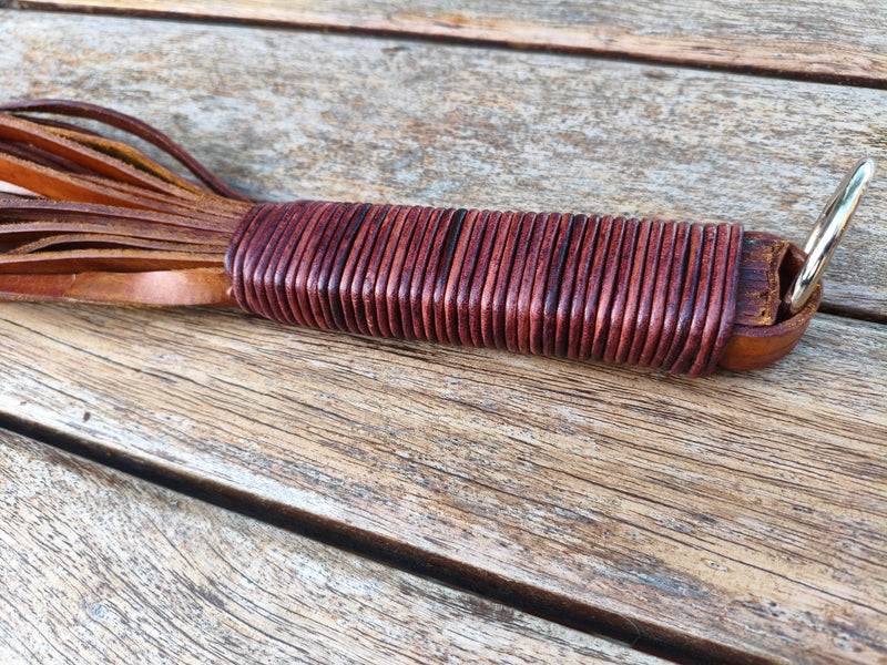 Gros plan sur la ligature en cuir du martinet expert AdryX, fait main en France