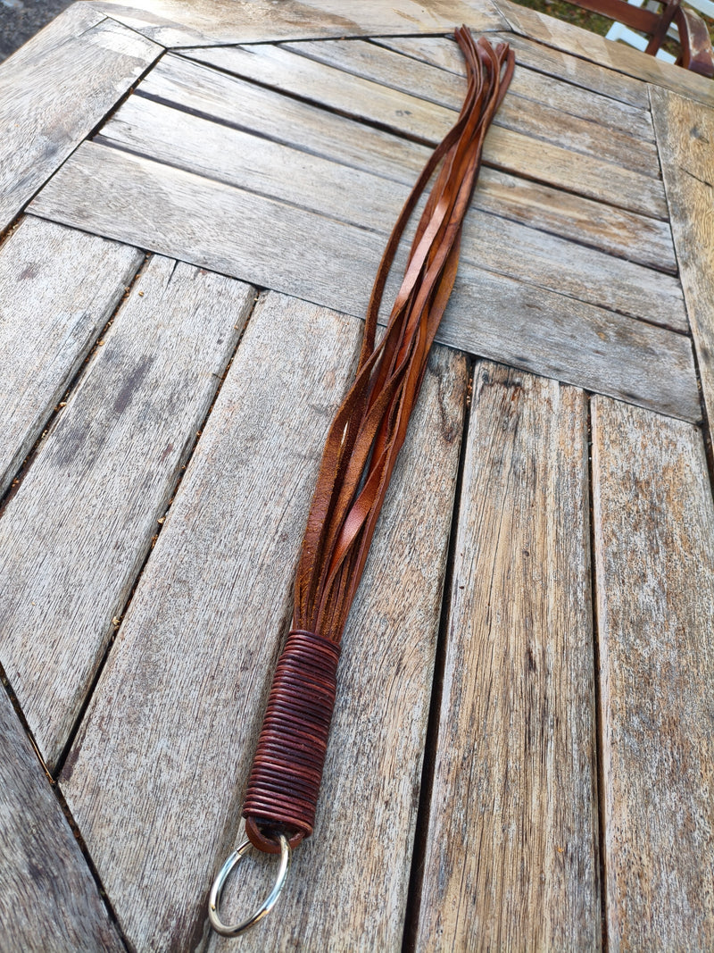 Flogger en lanières de cuir AdryX étiré de tout son long, 100 cm