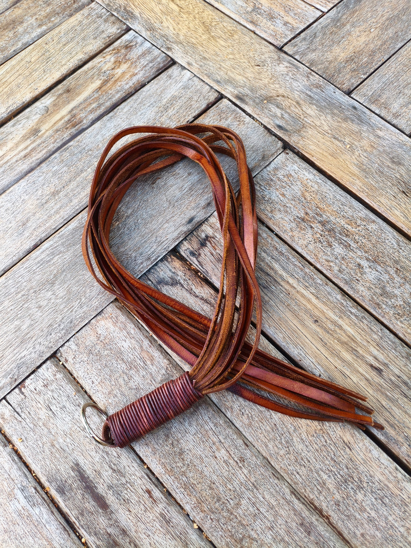 Martinet en lanières de cuir AdryX dessinant une boucle, vue d'ensemble