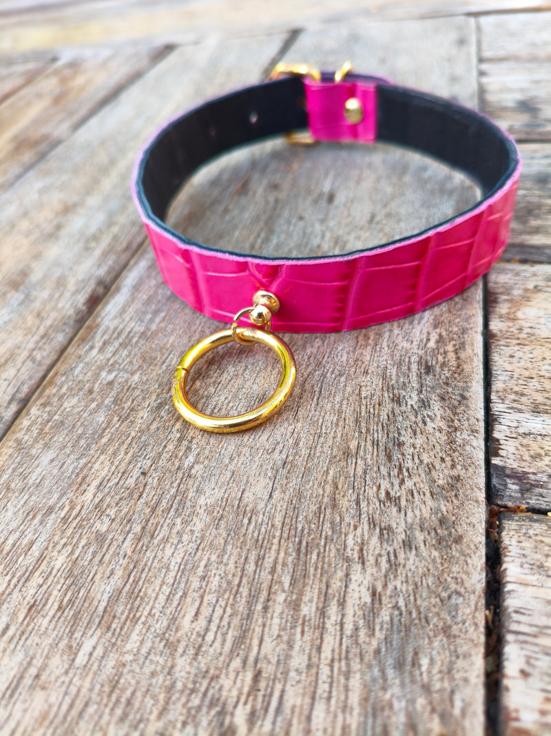 Collier en cuir fuchsia effet crocodile AdryX fermé en cercle, anneau pendentif Ø 32 mm, intérieur velours noir