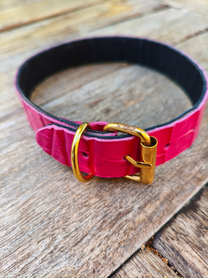 Collier fuchsia AdryX fermé, vu côté fermoir, fait main en France