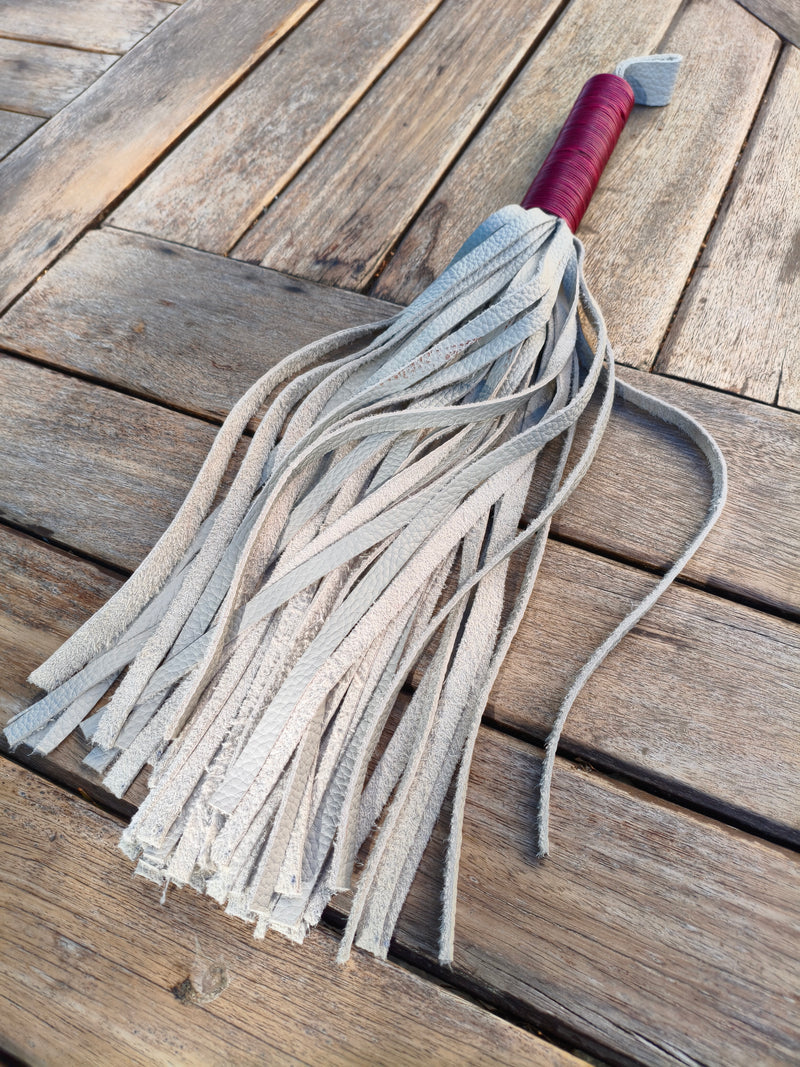 Martinet en cuir gris et rouge AdryX vu depuis les lanières, cuir pleine fleur souple