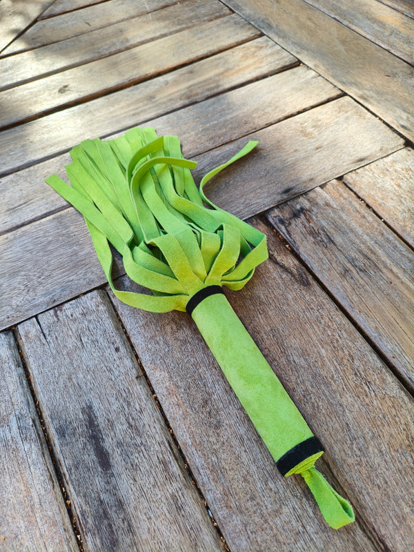 Martinet doux AdryX en croûte de cuir vert, 45 cm, posé sur une table en bois