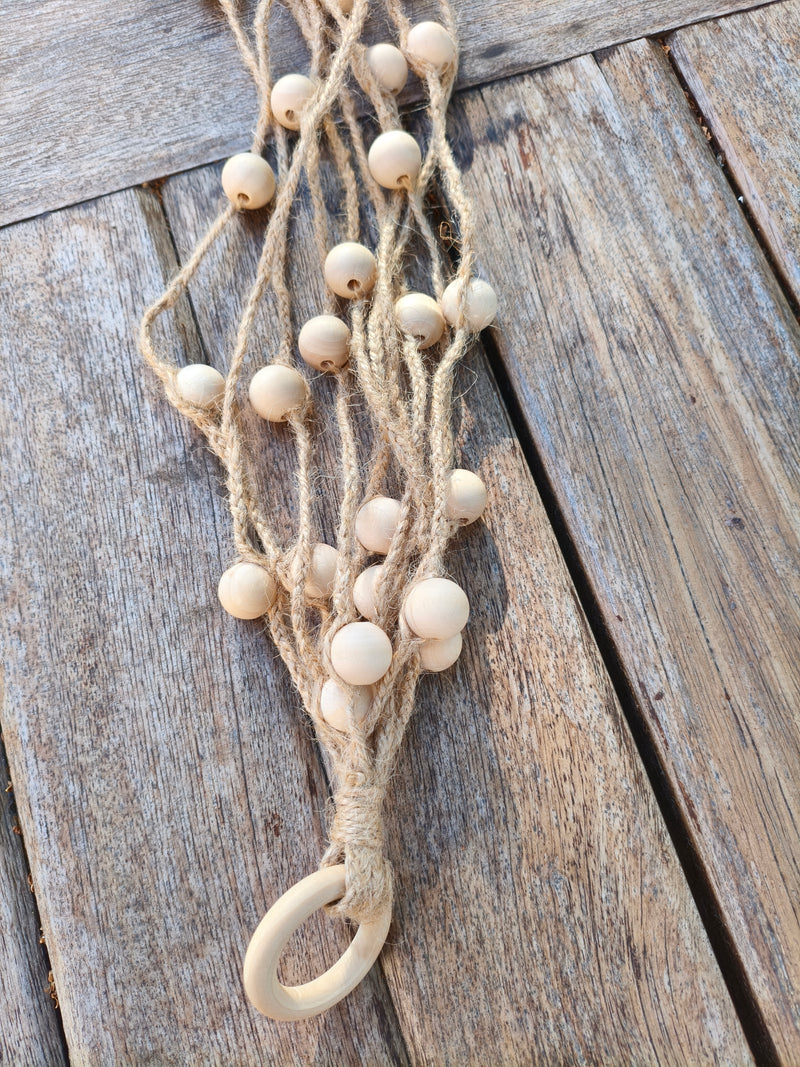 Martinet en jute artisanal AdryX vu en entier, fils de jute garnis de perles en bois