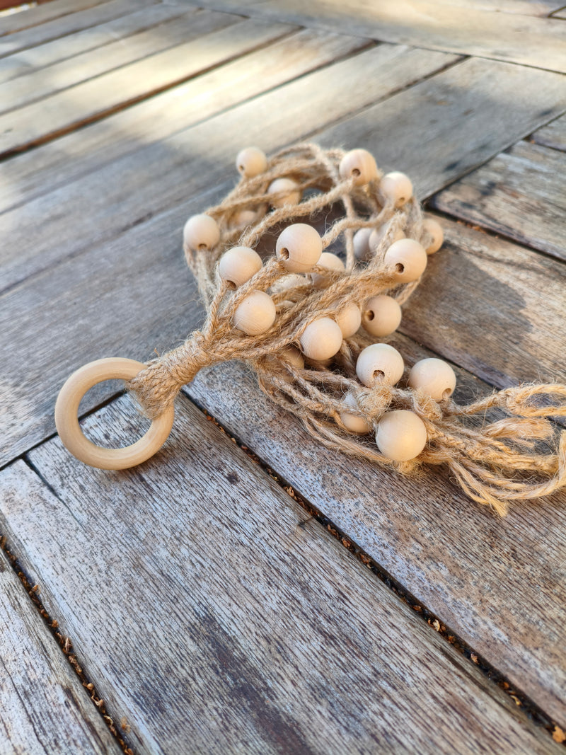 Martinet en jute AdryX vu depuis l'anneau en bois, perles et fils de jute déployés
