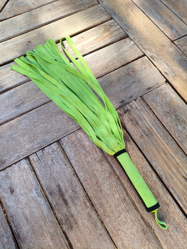 Martinet doux AdryX en croûte de cuir vert, 60 cm et 360 g, vu en entier sur une table en bois