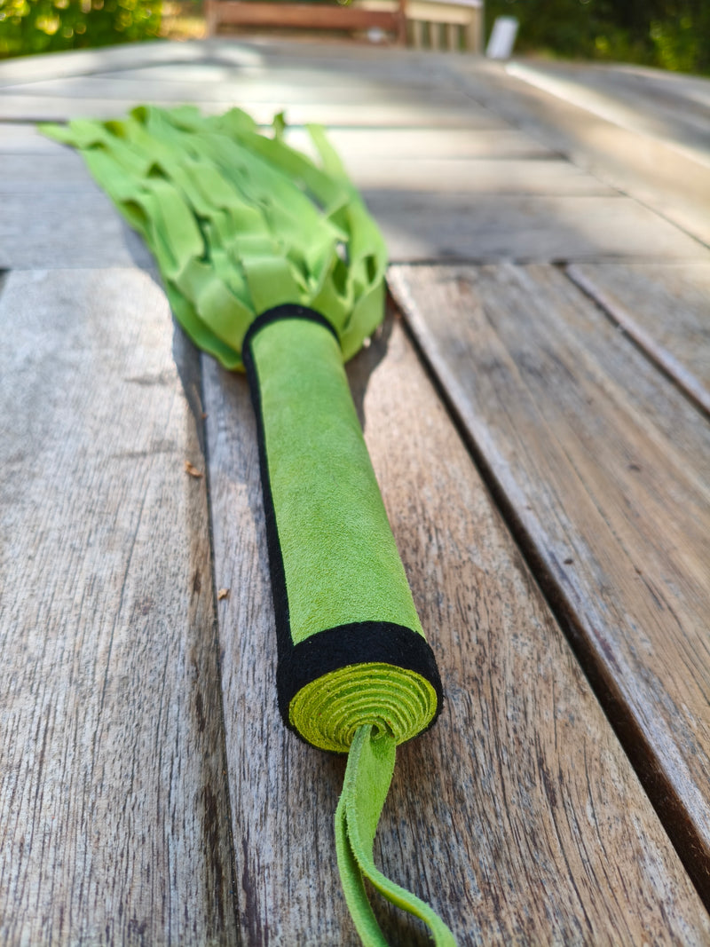 Poignée en cuir vert bordée de noir et dragonne du martinet long AdryX, fait main en France