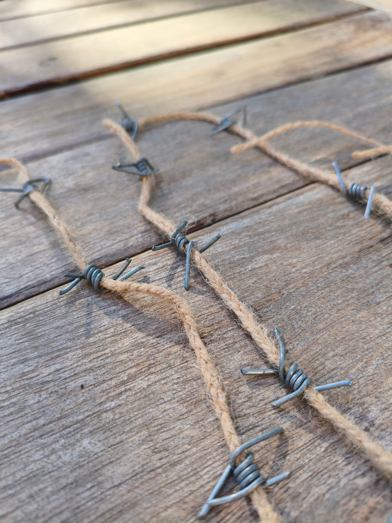 Gros plan sur les pointes de barbelé fixées sur le cordon de jute naturel AdryX