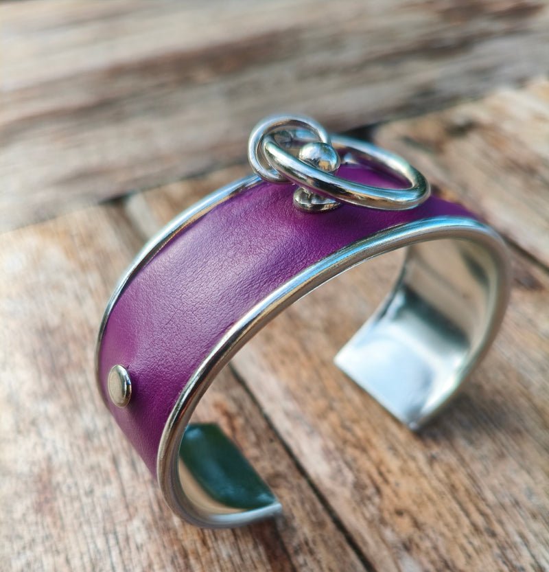Bracelet manchette en cuir prune AdryX vu de dessus, cuir lisse et bordure argentée, fait main en France