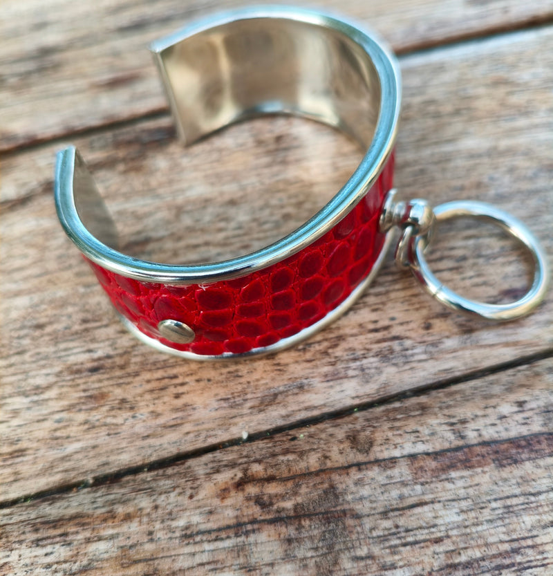 Bracelet manchette rouge AdryX vu de côté, ouverture réglable et anneau mobile, fait main en France