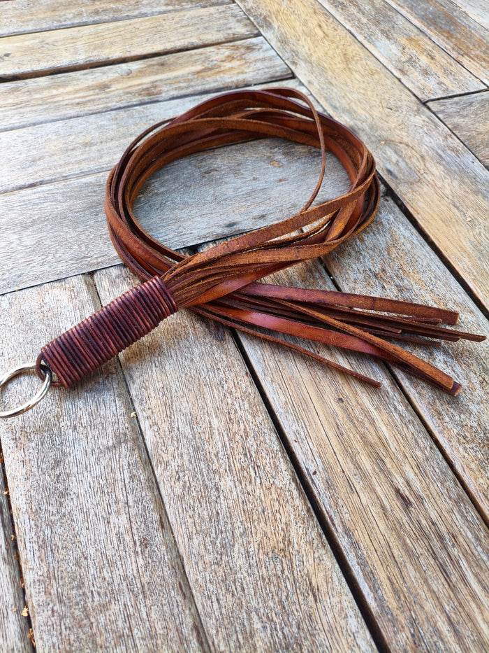 Pour les confirmés – flogger en lanières de cuir AdryX
