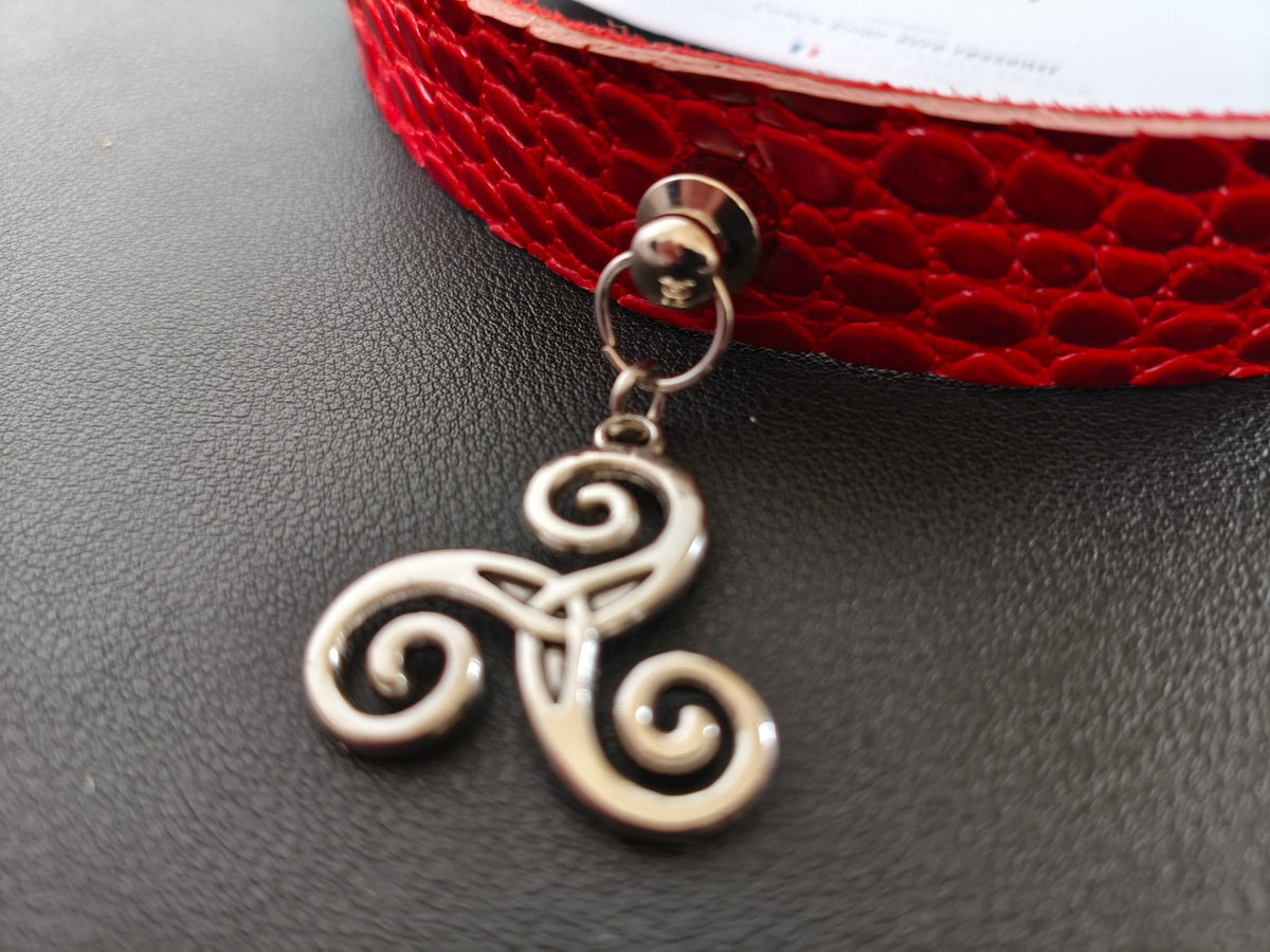 Sélection à la une AdryX - collier cuir rouge chaîne argentée triskel