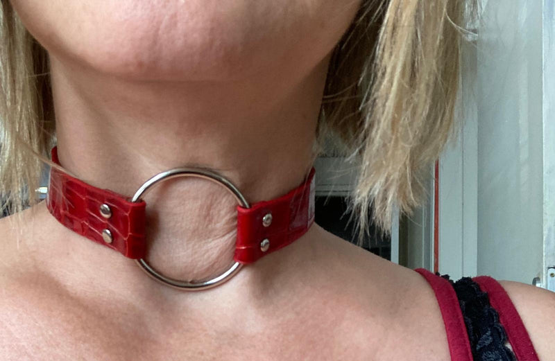 Collier en cuir rouge effet crocodile avec anneau central – Fait main en France