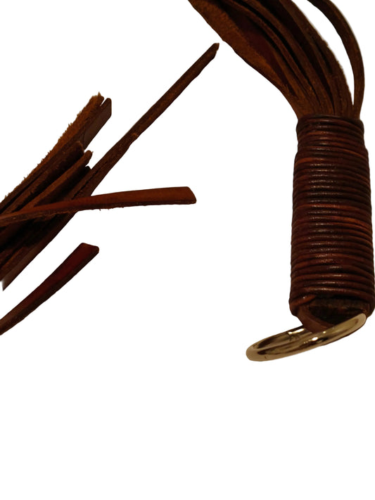 Martinet long en lanières de cuir