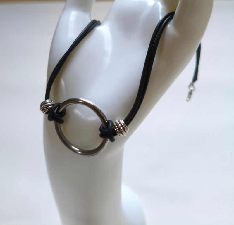 Collier grand anneau cuir AdryX - détail anneau central