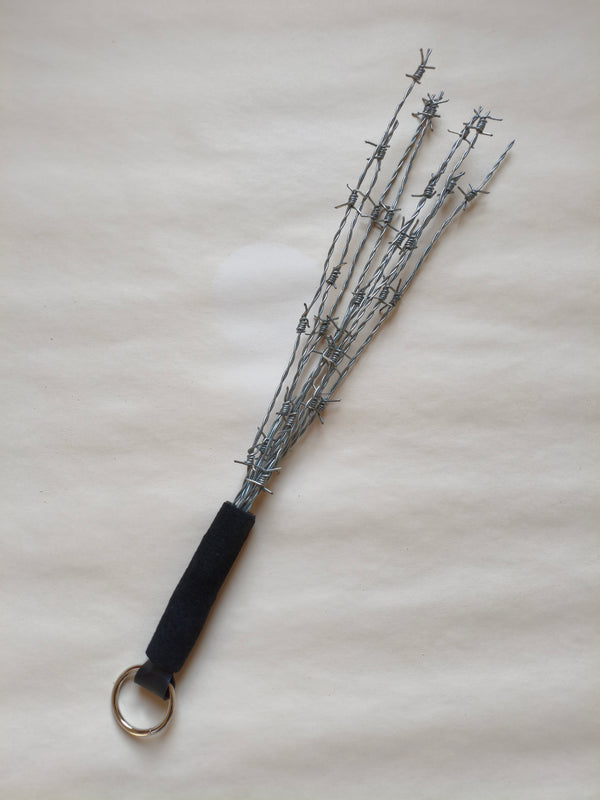 Martinet fils barbelés BDSM artisanal AdryX - vue complète