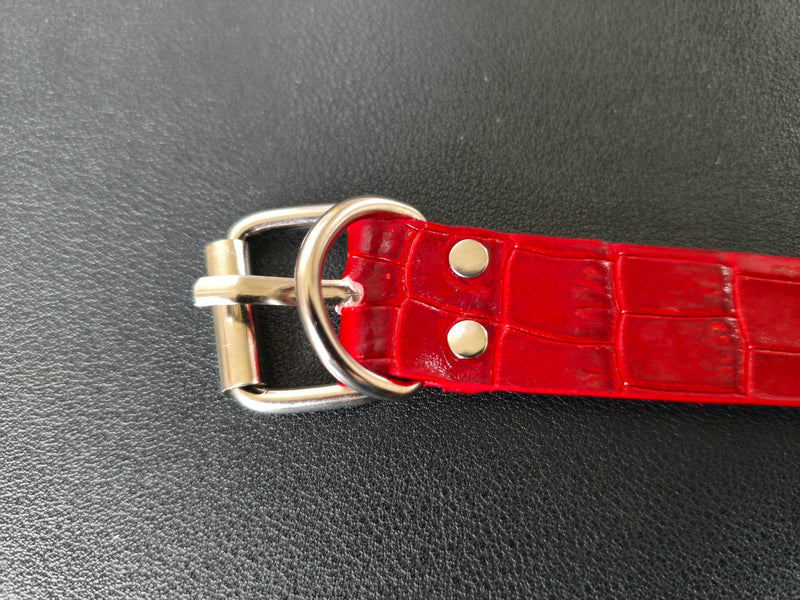Collier en cuir rouge effet crocodile avec anneau central – Fait main en France