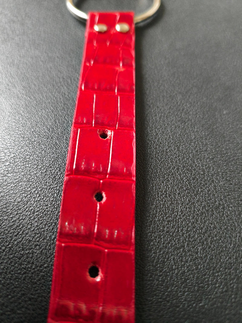 Collier en cuir rouge effet crocodile avec anneau central – Fait main en France