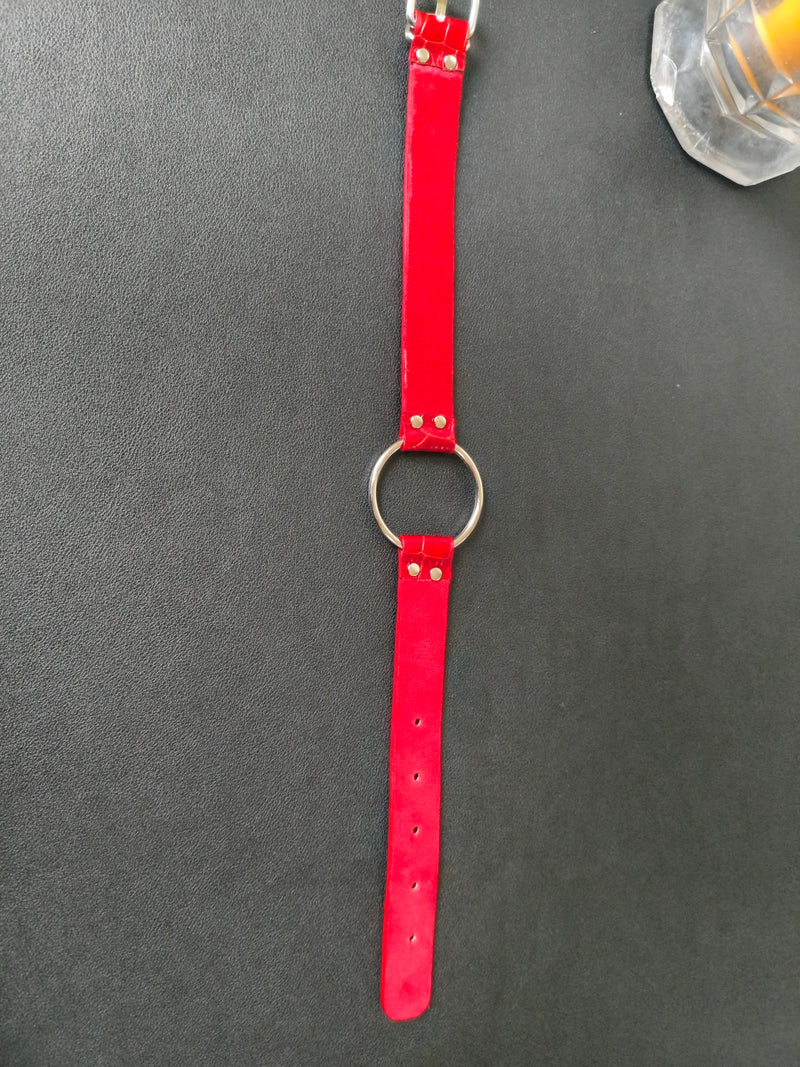 Collier en cuir rouge effet crocodile avec anneau central – Fait main en France