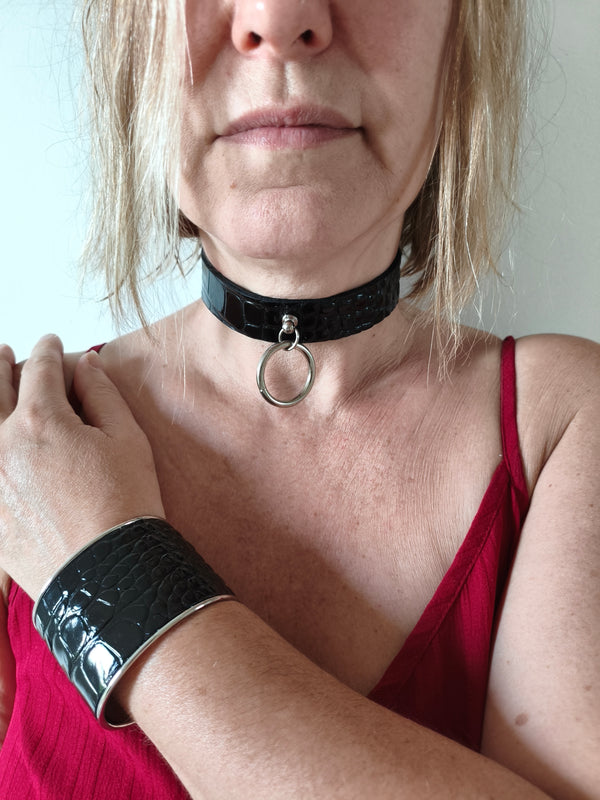 Parure cuir noir effet crocodile AdryX - collier et bracelet manchette