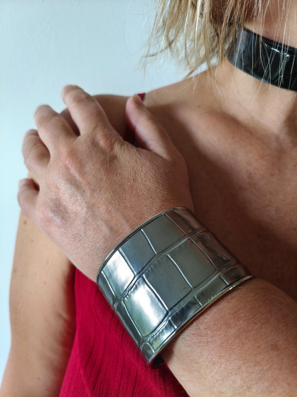 Bracelet manchette rigide cuir argenté effet crocodile AdryX - vue de face